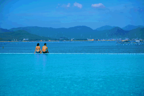 羡慕吧！他们竟在1500㎡无边泳池干了这件事...