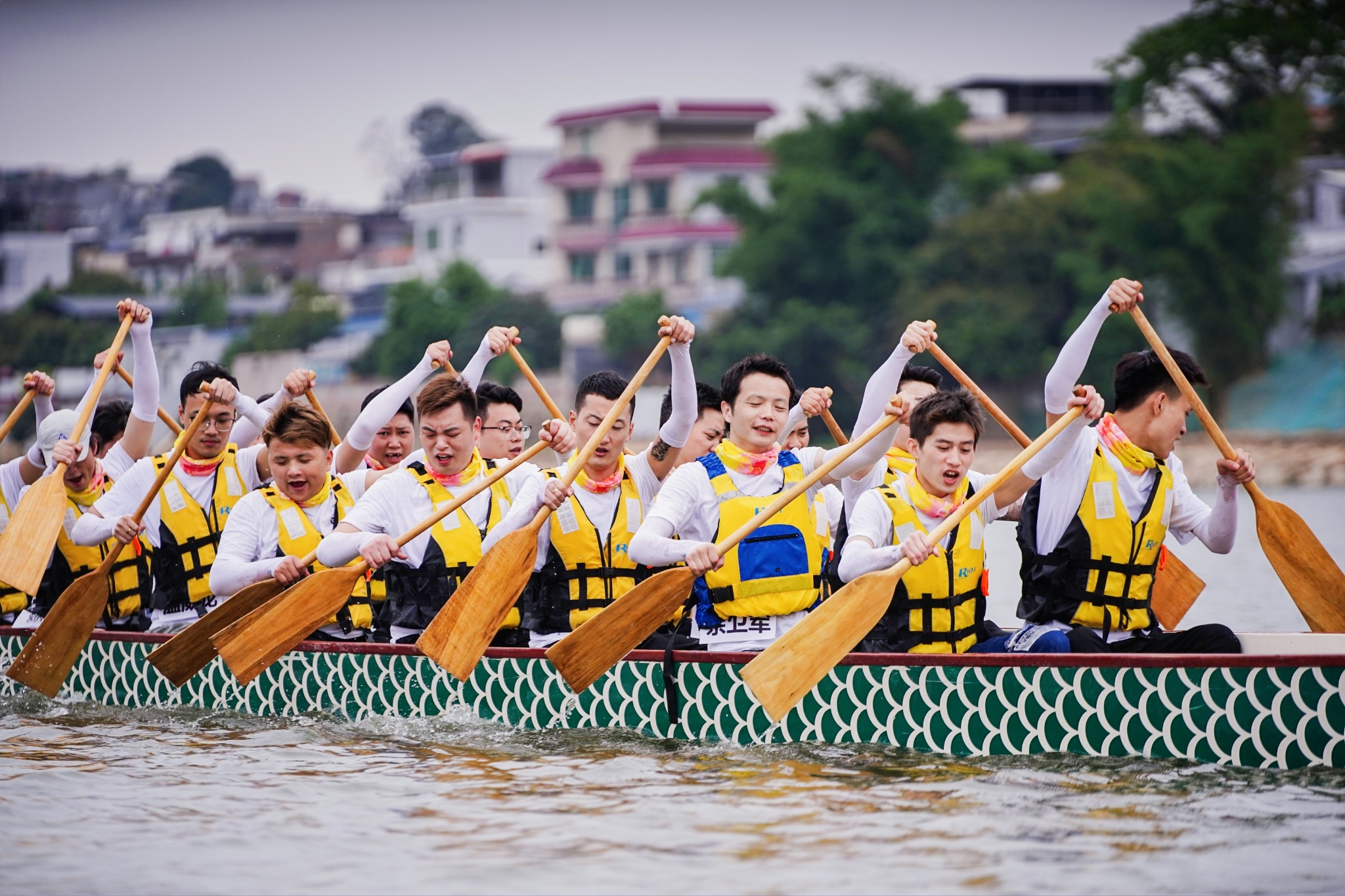以为已盛夏，实则才龙舟——水上龙舟竞技活动